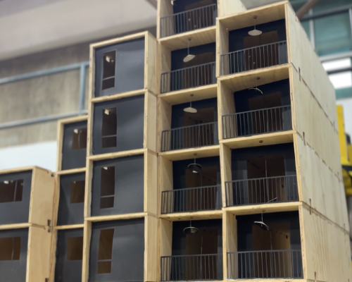 Modelo a escala de una estructura de madera masiva con aislamiento sísmico
